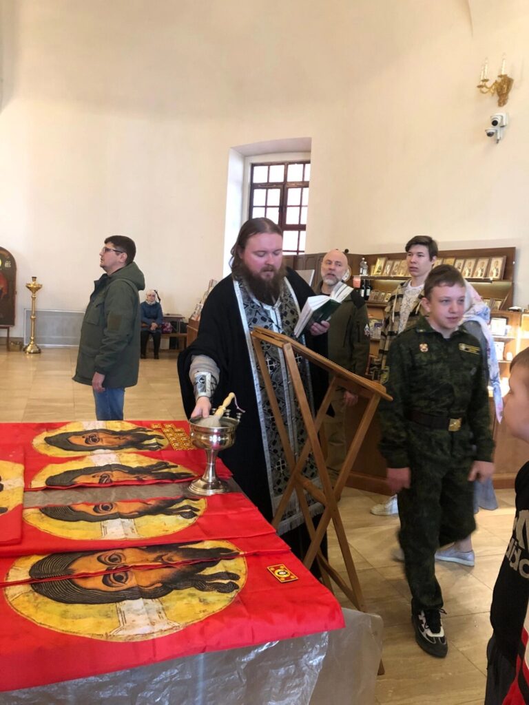 Шевроны и стяги, освящённые в рязанском храме, отправят бойцам в зону спецоперации По словам батюшки Димитрия, сейчас любая весточка имеет большое значение для наших бойцов на передовой.