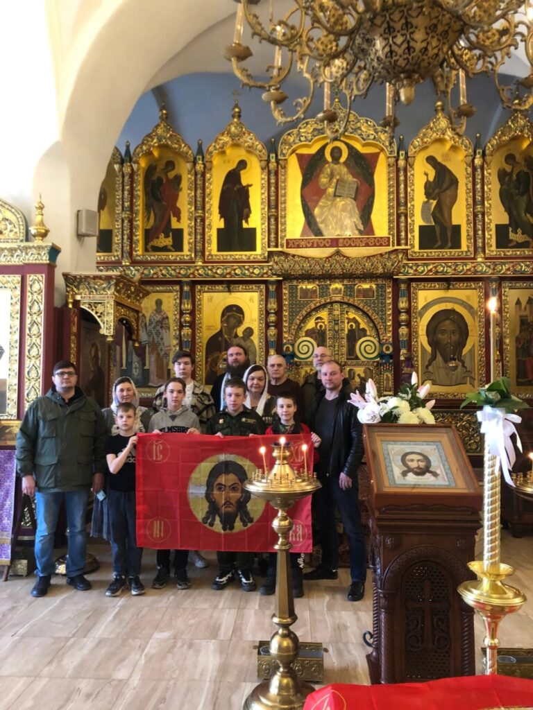 Шевроны и стяги, освящённые в рязанском храме, отправят бойцам в зону спецоперации По словам батюшки Димитрия, сейчас любая весточка имеет большое значение для наших бойцов на передовой.