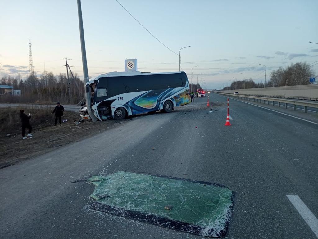 9 человек пострадали в столкновении автобуса с бензовозом 9 человек пострадали в столкновении автобуса с бензовозом По предварительным данным, водитель автобуса не выбрал безопасную дистанцию.