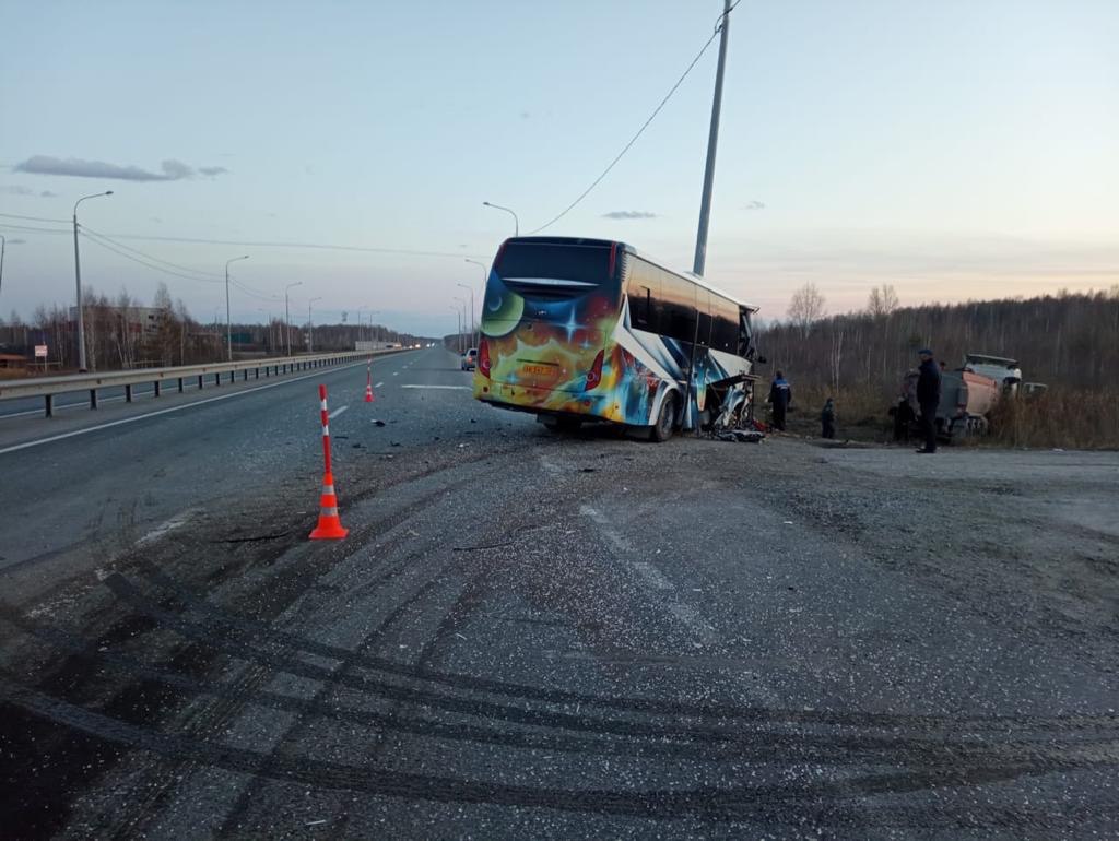 9 человек пострадали в столкновении автобуса с бензовозом 9 человек пострадали в столкновении автобуса с бензовозом По предварительным данным, водитель автобуса не выбрал безопасную дистанцию.
