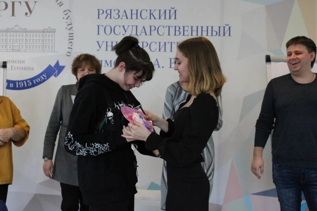 Ученики педкласса Пителинского района успешно выступили на конкурсе в Рязанском госуниверситете Ученики педкласса Пителинского района успешно выступили на конкурсе в Рязанском госуниверситете Пителинцы соревновались в педагогических знаниях, творчестве и смекалке с педклассами города Рязани и заняли почётное II место.