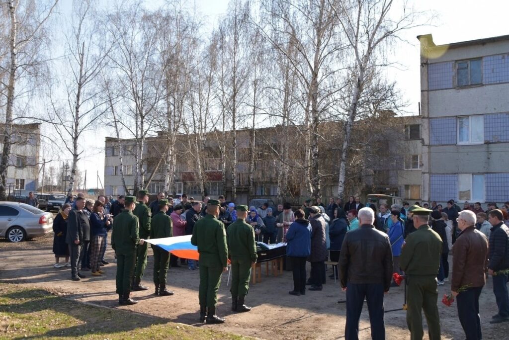 В Спасском районе похоронили участника СВО Владислава Мосолова В Спасском районе похоронили участника СВО Владислава Мосолова Владислава Мосолова мобилизовали на СВО 21 октября прошлого года водителем в инженерные войска. Сослуживцы рассказали, что он показал себя отличным бойцом и добросовестным подчинённым, хорошим товарищем и надёжным другом.