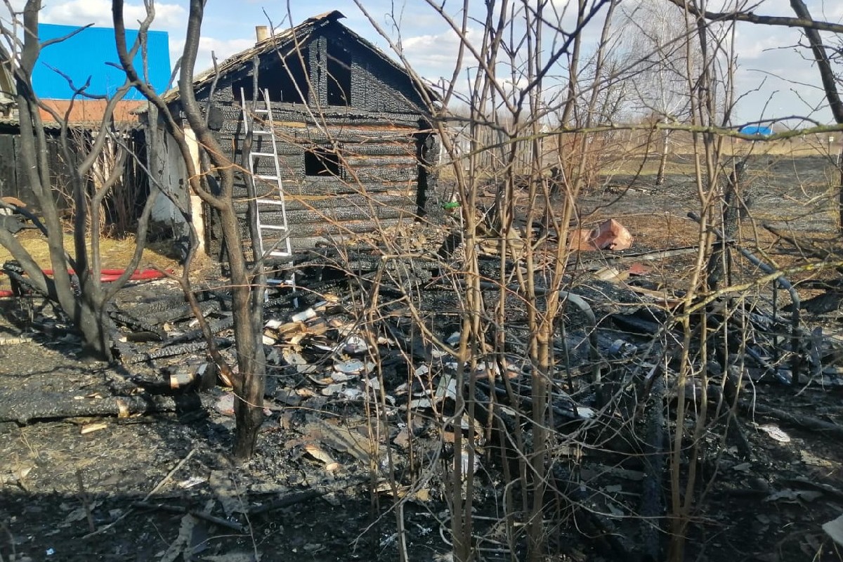 Пожарные спасли от огня деревянный дом в Пронске | 10.04.2023 | Рязань -  БезФормата