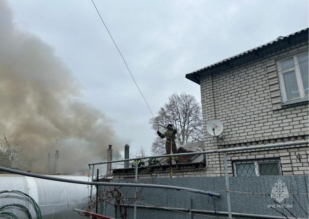Пожарные в Рязани потушили два дома меньше чем за полчаса Пожарные в Рязани потушили два дома меньше чем за полчаса Площадь пожара составила примерно 200 квадратных метров.