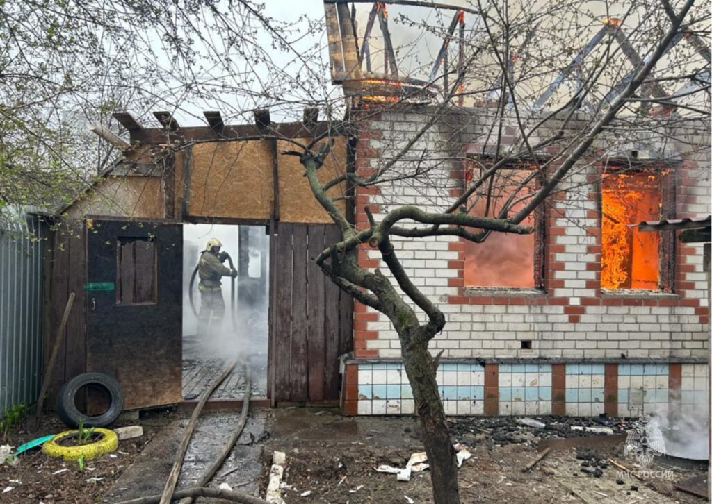 Пожарные в Рязани потушили два дома меньше чем за полчаса Пожарные в Рязани потушили два дома меньше чем за полчаса Площадь пожара составила примерно 200 квадратных метров.