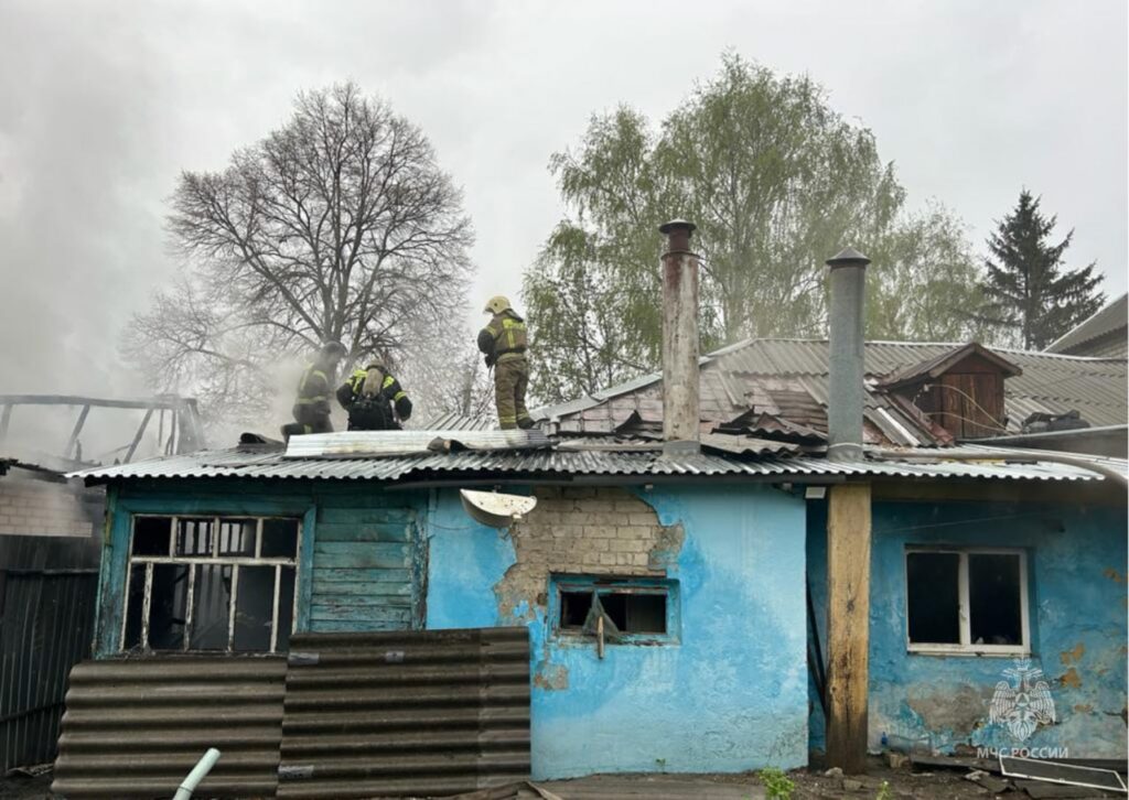 Пожарные в Рязани потушили два дома меньше чем за полчаса Пожарные в Рязани потушили два дома меньше чем за полчаса Площадь пожара составила примерно 200 квадратных метров.