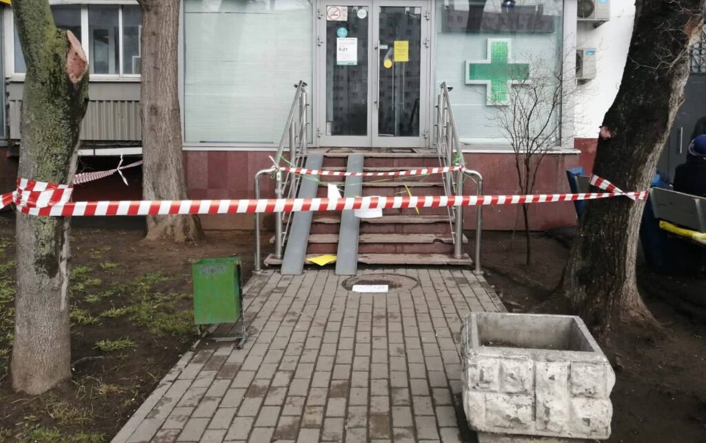 В Москве женщина получила травму живота, провалившись в крыльцо аптеки