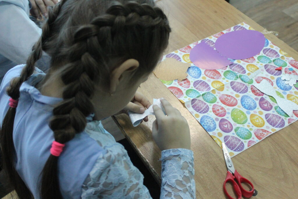 Скопинские школьники сделали пасхальные открытки для бойцов СВО