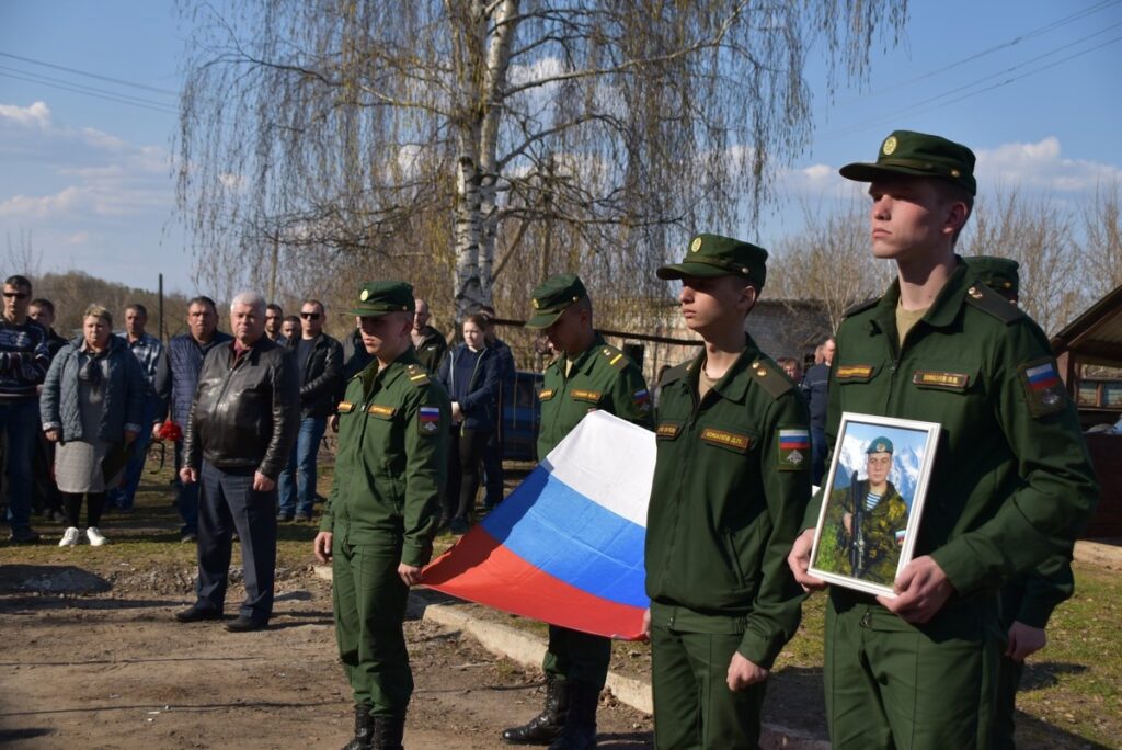 В Спасском районе похоронили участника СВО Владислава Мосолова В Спасском районе похоронили участника СВО Владислава Мосолова Владислава Мосолова мобилизовали на СВО 21 октября прошлого года водителем в инженерные войска. Сослуживцы рассказали, что он показал себя отличным бойцом и добросовестным подчинённым, хорошим товарищем и надёжным другом.