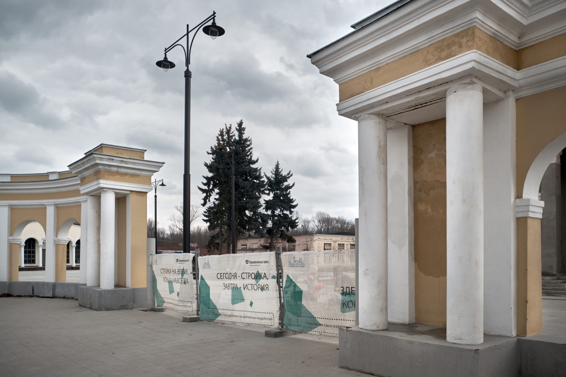 Рязань затопило торговый городок. Торговый городок Рязань. Торговый городок Рязань скульптура Гоиба. Торговый городок Рязань павильон. Торговый городок | резиденция рязанских брендов.