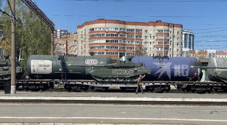 На вокзале Рязань-2 засняли военный эшелон На вокзале Рязань-2 засняли военный эшелон В составе внушительного эшелона – БМП, танки и другая бронетехника.