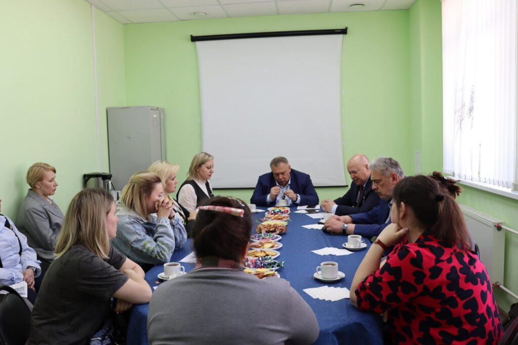 Андрей Красов в Касимове осмотрел стройплощадки и пообщался с семьями участников СВО Андрей Красов в Касимове осмотрел стройплощадки и пообщался с семьями участников СВО Совместно с главой администрации города Касимова Иваном Бахиловым Красов осмотрел важные точки