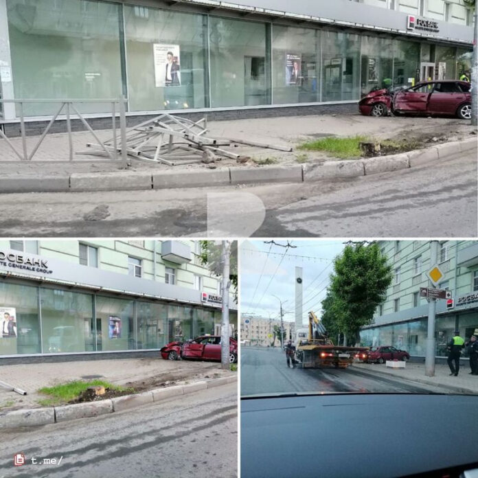 Автомобиль врезался в здание Росбанка в центре Рязани