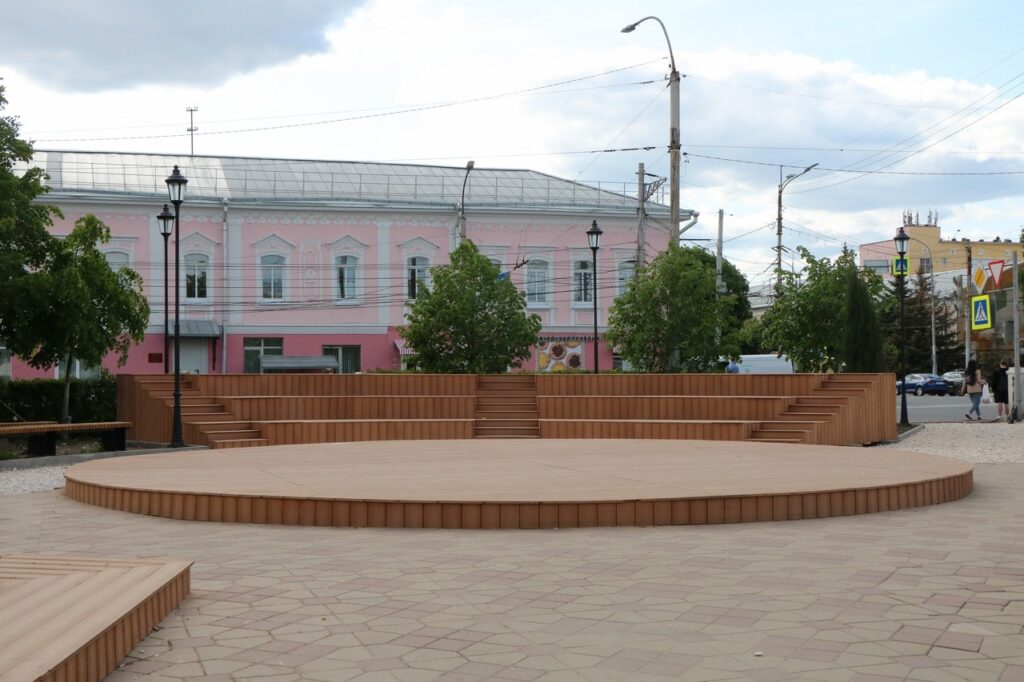 Мэр Рязани осмотрела территории благоустройства в городе Мэр Рязани осмотрела территории благоустройства в городе Скверу возле Торговых рядов предстоит ещё как минимум один этап благоустройства, - отметила градоначальник.