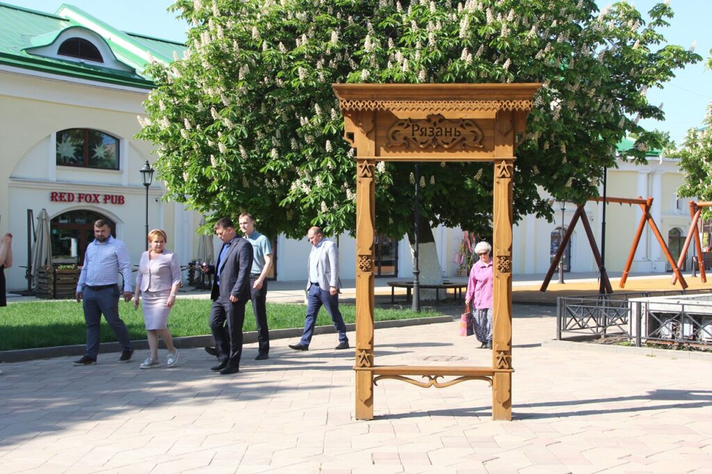 Мэр Рязани осмотрела территории благоустройства в городе Мэр Рязани осмотрела территории благоустройства в городе Скверу возле Торговых рядов предстоит ещё как минимум один этап благоустройства, - отметила градоначальник.