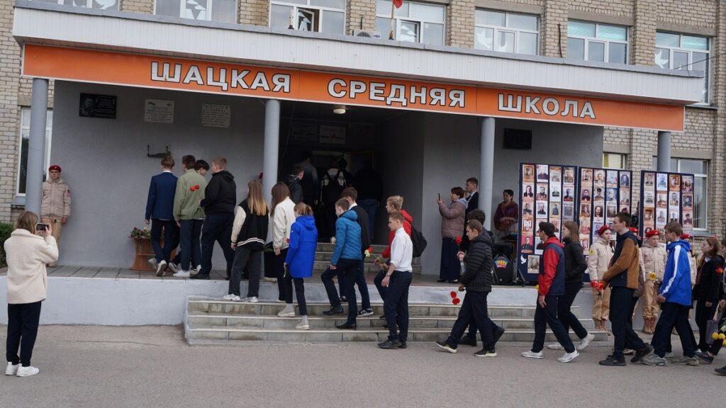 В Шацке открыли мемориальную доску артиллеристу Александру Тарасову В Шацке открыли мемориальную доску артиллеристу Александру Тарасову Право открыть мемориальную доску предоставили отцу героя Николаю Тарасову и главе администрации Шацкого городского поселения Вере Булгаковой.