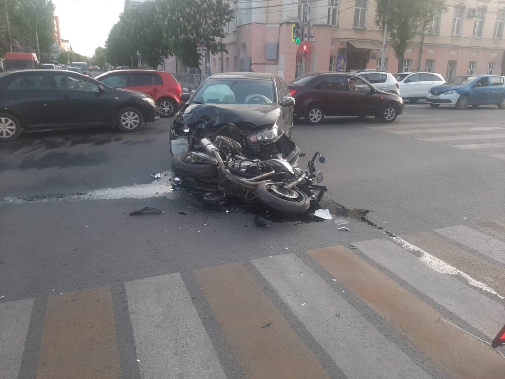 В столкновении мотоцикла и легковушки в Рязани пострадали два человека
