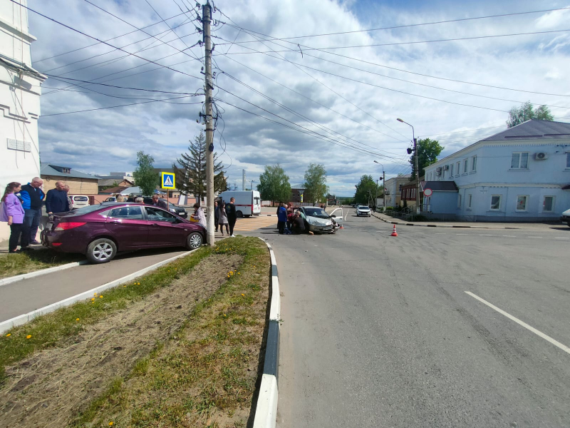 В Рязанской области столкнулись Hyundai Solaris и «Лада Гранта», пострадали два человека