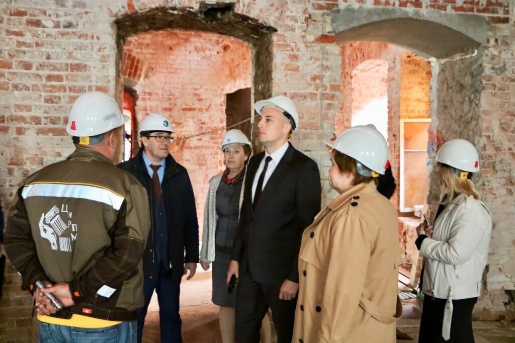 Вице-губернатор рассказал о ходе реставрации гимназии № 2 в Рязани