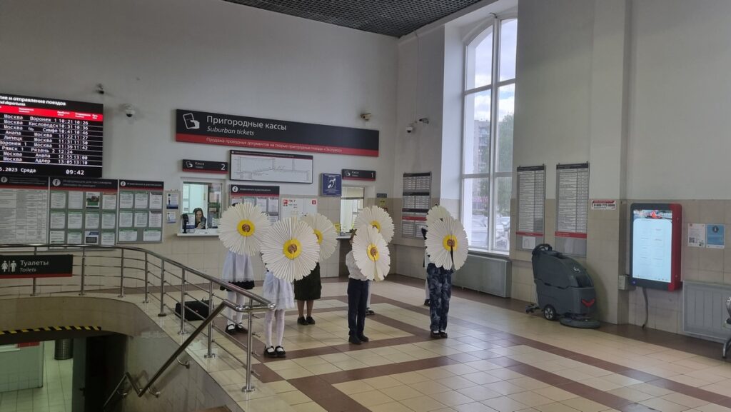 На железнодорожных вокзалах Рязани школьники выступили с концертными номерами в рамках празднования Дня Победы
