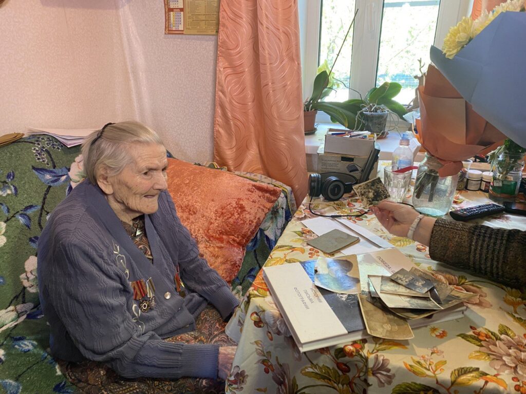 Ветерана Великой Отечественной войны Александру Михайловну Тимошину поздравили с Днём Победы