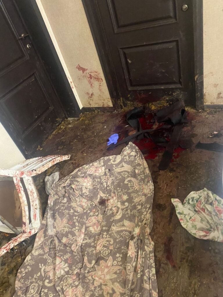 В Рязани умерла хозяйка квартиры, в которой жили 16 собак В Рязани умерла хозяйка квартиры, в которой жили 16 собак Жители этого дома неоднократно жаловались на вой собак в одной из квартир. Причину смерти хозяйки устанавливает следствие.