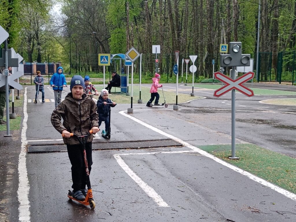 Юные рязанцы могут изучить ПДД на автоплощадке в ЦПКиО В течение всего мая площадка будет открыта для свободного посещения во второй половине дня, а в выходные дни – с 11 часов.