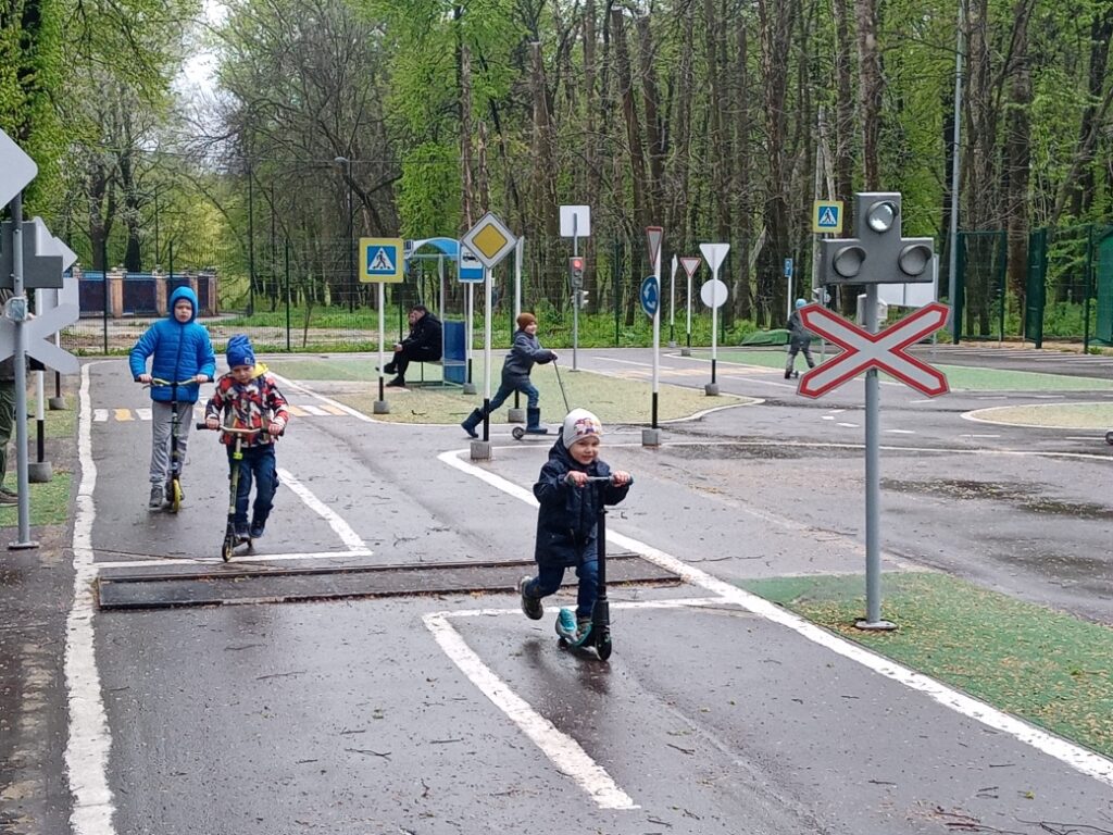 Юные рязанцы могут изучить ПДД на автоплощадке в ЦПКиО В течение всего мая площадка будет открыта для свободного посещения во второй половине дня, а в выходные дни – с 11 часов.