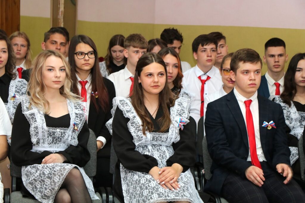 Для 2 334 юных рязанцев прозвенел «последний звонок» Выпускникам мэр Рязани Еленаа СОрокин пожелала успешно сдать ЕГЭ, поступить в те учебные заведения, которые они выбрали, и успешно освоить профессию.