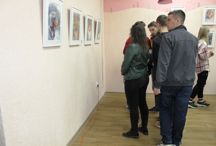В Центральной детской библиотеке открылась необычная художественная выставка В Центральной детской библиотеке открылась необычная художественная выставка Картины на выставке "Домашние питомцы" снабжены QR-кодами, позволяющими пронаблюдать этапы создания произведения.