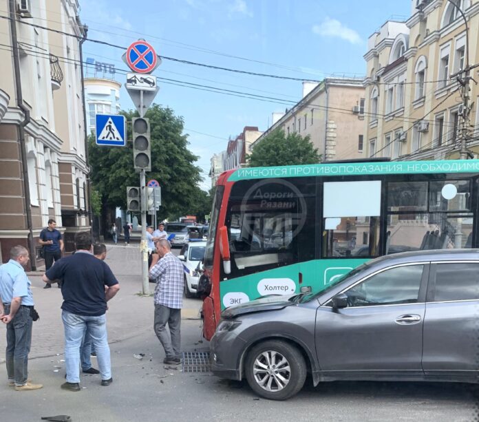 В ДТП с маршруткой в центре Рязани пострадали два человека