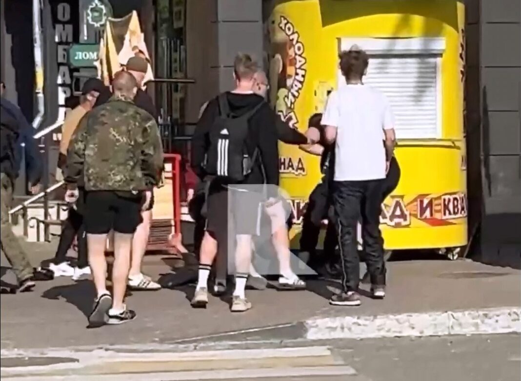 Драка на площади Победы в Рязани.