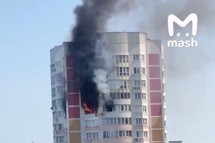 Многоэтажка, в которую в мае врезался украинский дрон, загорелась в Москве