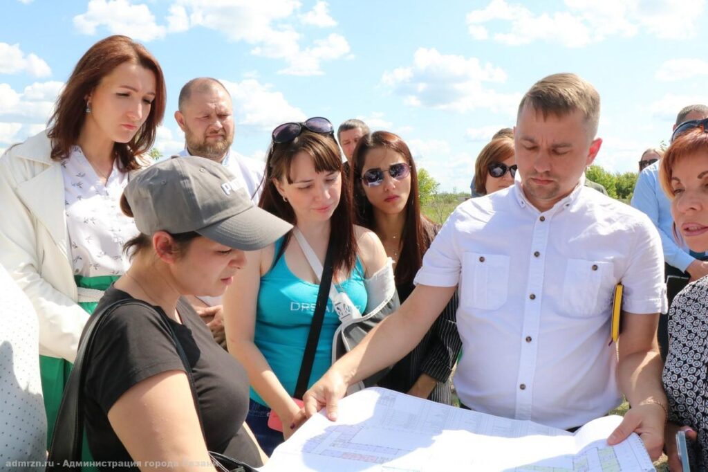 Виталий Артёмов осмотрел площадку будущей школы в Семчине