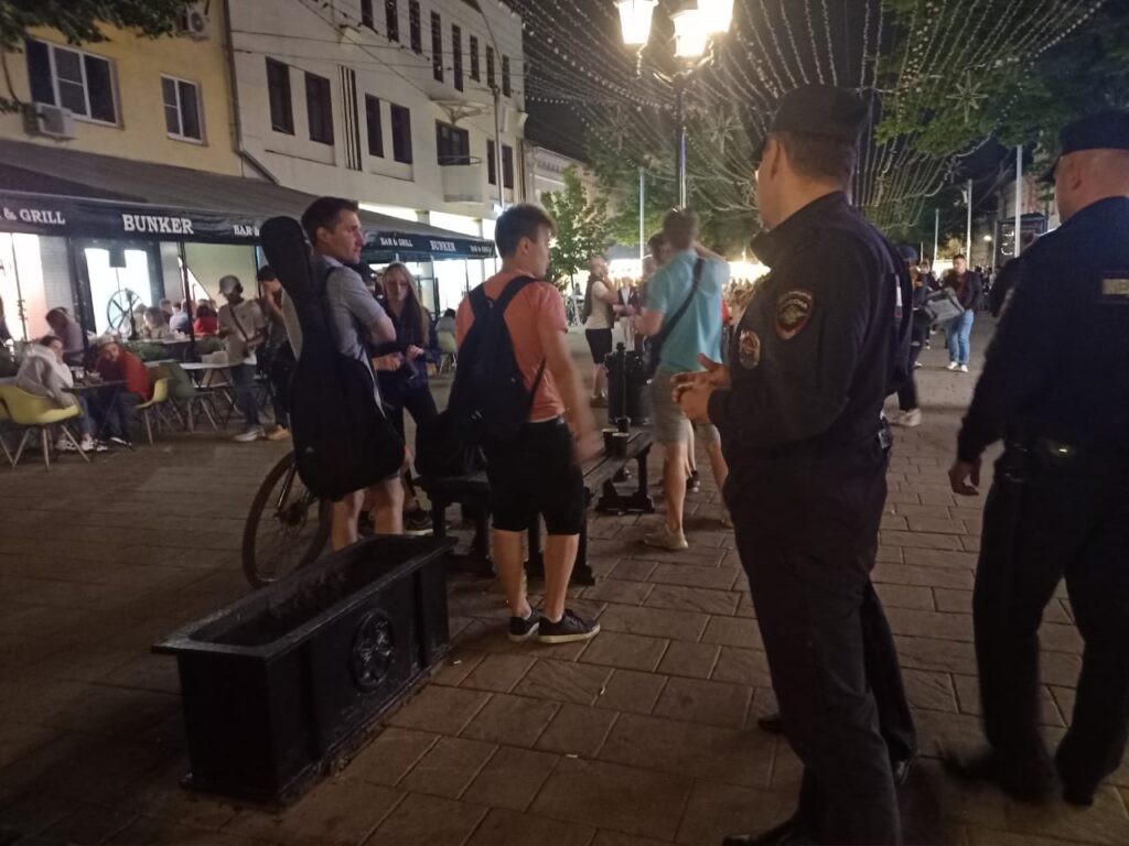 В Рязани на Почтовой заметили наряды полиции В Рязани на Почтовой заметили наряды полиции По всей видимости, полицейские осуществляли охрану порядка на одной из самых многолюдных улиц города.