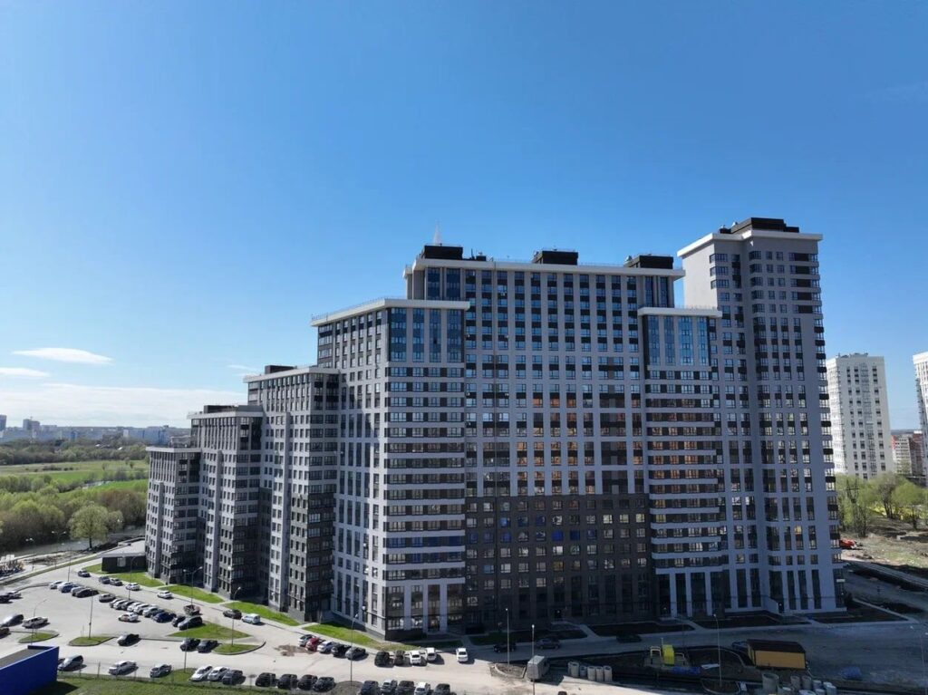 В Рязани строят новую набережную В Рязани строят новую набережную К началу лета благоустроено примерно 200 метров набережной: укреплен берег, проложены дорожки, установлена детская площадка, смонтированы уличные спортивные тренажеры.