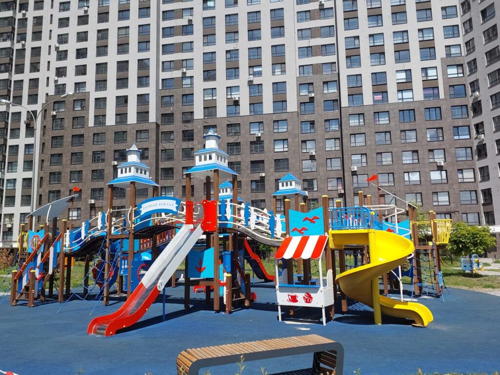В Рязани строят новую набережную В Рязани строят новую набережную К началу лета благоустроено примерно 200 метров набережной: укреплен берег, проложены дорожки, установлена детская площадка, смонтированы уличные спортивные тренажеры.