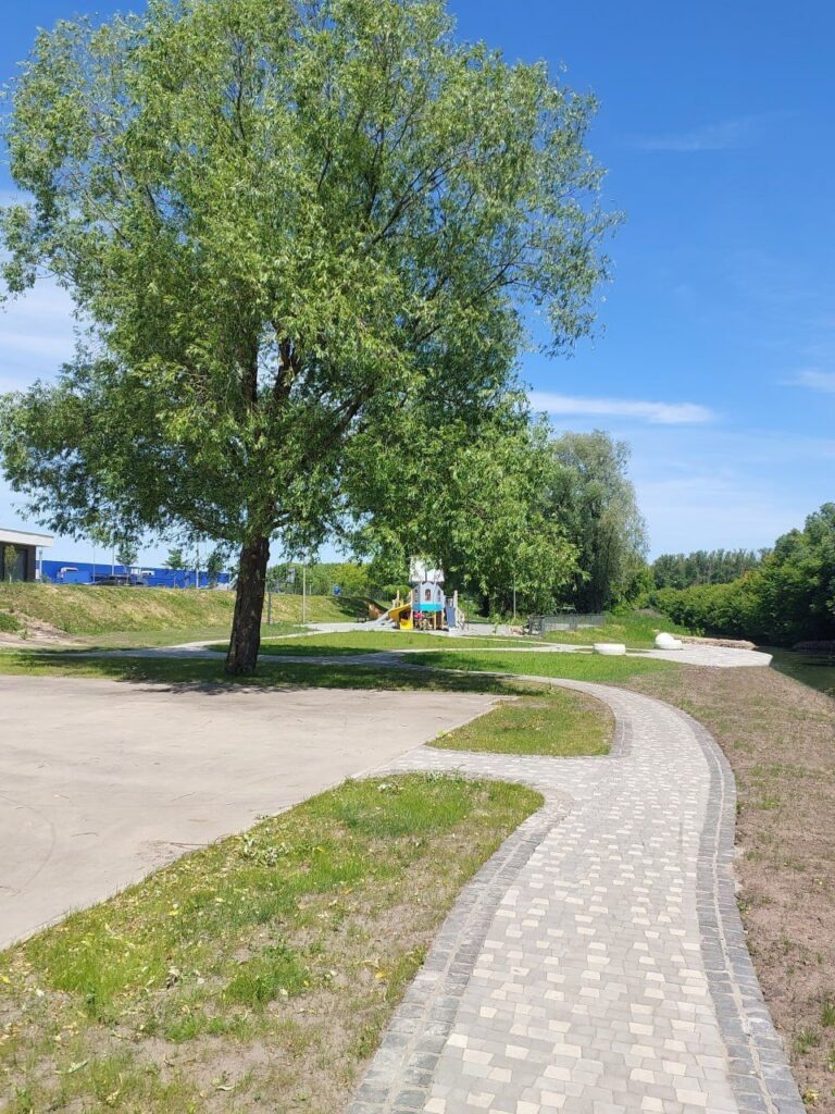 В Рязани строят новую набережную В Рязани строят новую набережную К началу лета благоустроено примерно 200 метров набережной: укреплен берег, проложены дорожки, установлена детская площадка, смонтированы уличные спортивные тренажеры.