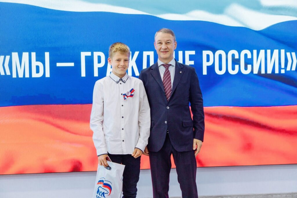 Аркадий Фомин вручил паспорта рязанским школьникам Аркадий Фомин вручил паспорта рязанским школьникам Первый документ рязанцы получили в Штабе общественной поддержки регионального отделения «Единой России» в рамках акции «Мы — граждане России».