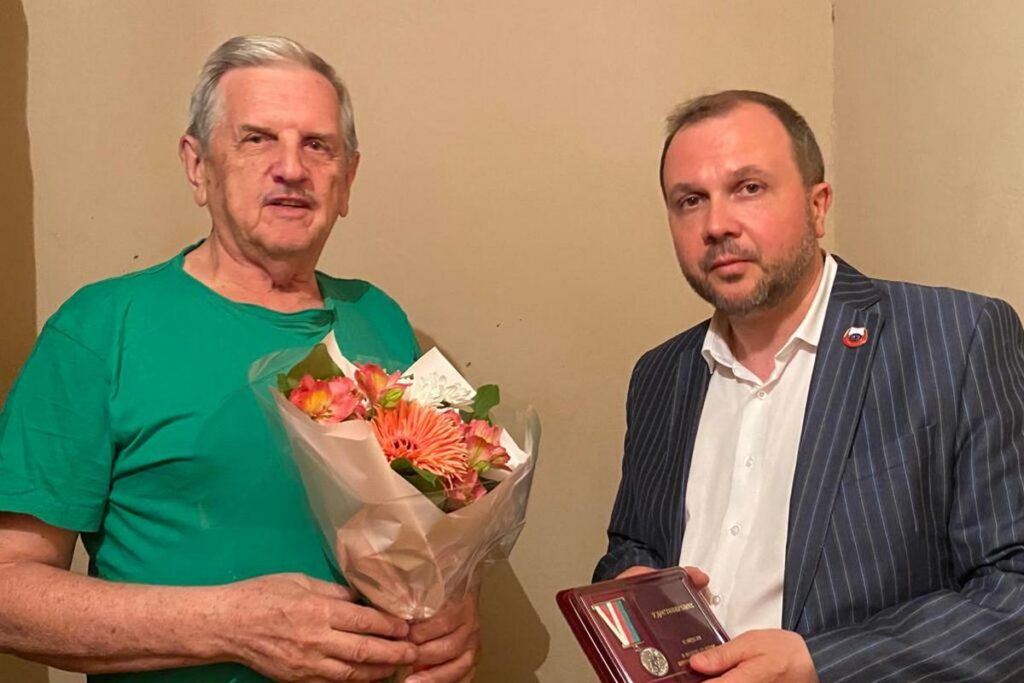 Трём ветеранам ВОВ в Рязанской области вручили медали в память о Курской битве Трём ветеранам ВОВ в Рязанской области вручили медали в память о Курской битве Памятные награды получат почти 400 ветеранов из разных регионов России.