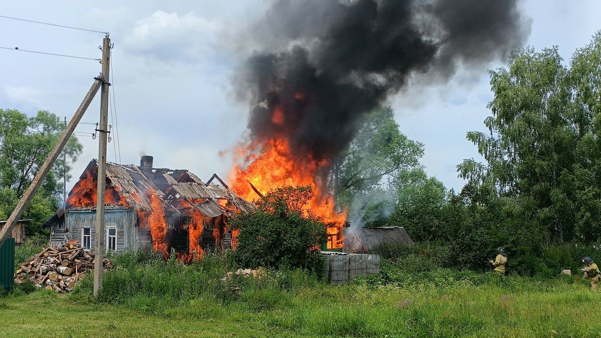 В Сапожковском районе Рязанской области загорелся жилой дом | 22.06.2023 |  Рязань - БезФормата