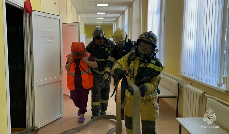 Рязанские пожарные отработали действия при условном пожаре в больнице Рязанские пожарные отработали действия при условном пожаре в больнице Базой для занятия стал лечебный корпус №7 больницы имени Семашко.