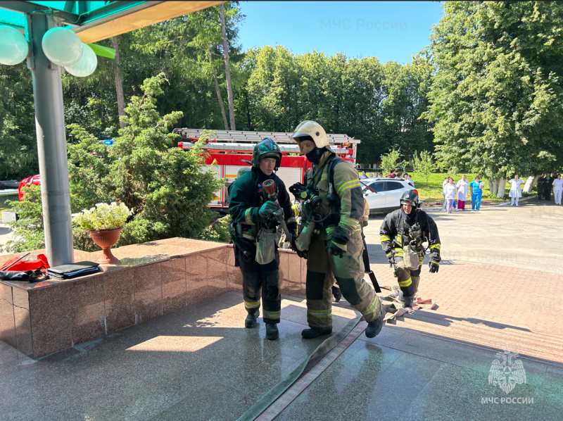Рязанские пожарные отработали действия при условном пожаре в больнице Рязанские пожарные отработали действия при условном пожаре в больнице Базой для занятия стал лечебный корпус №7 больницы имени Семашко.