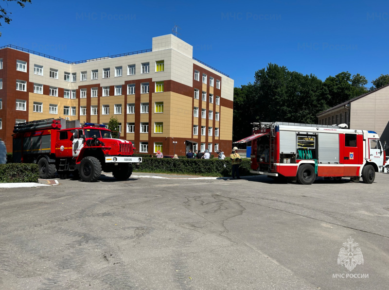 Рязанские пожарные отработали действия при условном пожаре в больнице Рязанские пожарные отработали действия при условном пожаре в больнице Базой для занятия стал лечебный корпус №7 больницы имени Семашко.