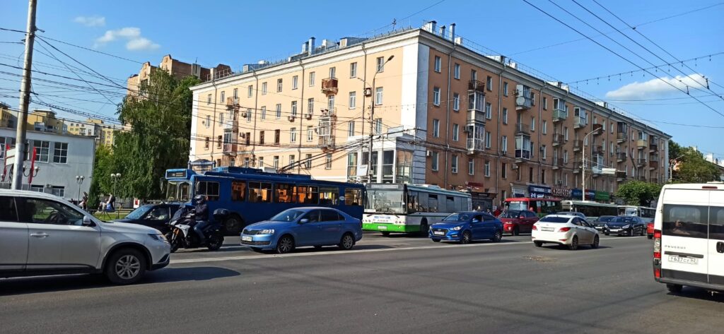 Из-за обрыва троллейбусных проводов в центре Рязани сильно затруднено движение