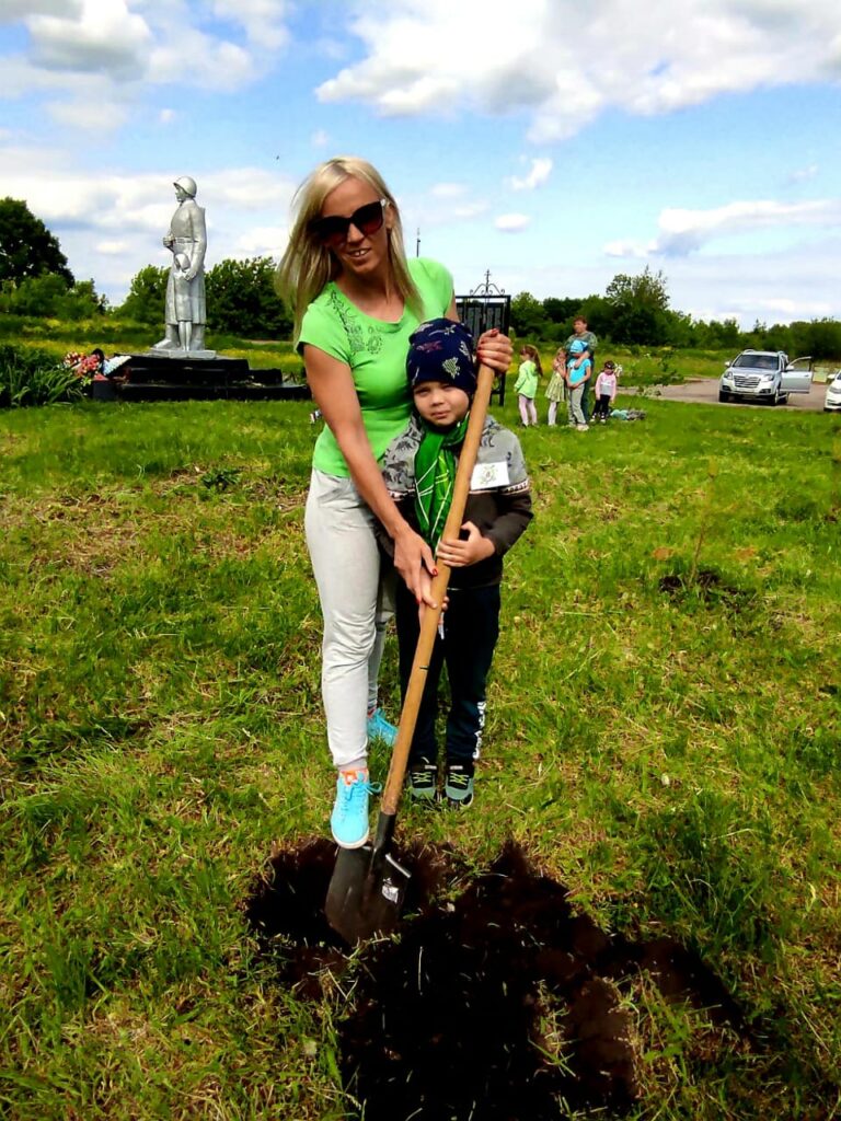 В Рязанской области дошкольники с воспитателями высадили Сад памяти