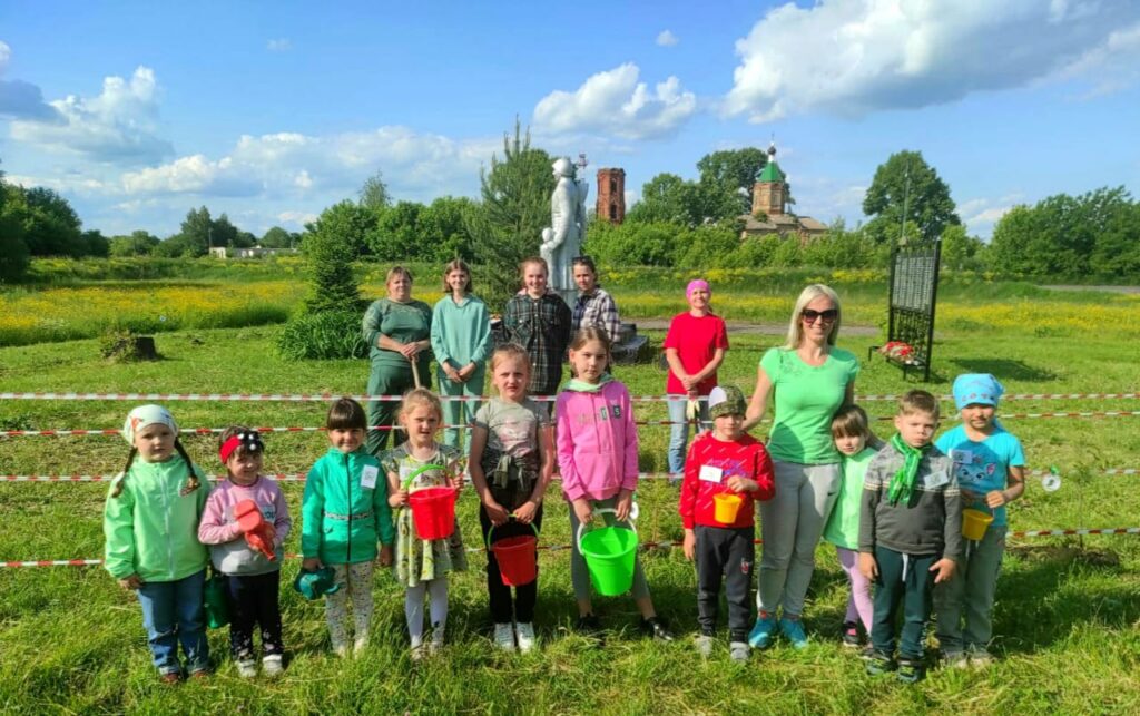 В Рязанской области дошкольники с воспитателями высадили Сад памяти