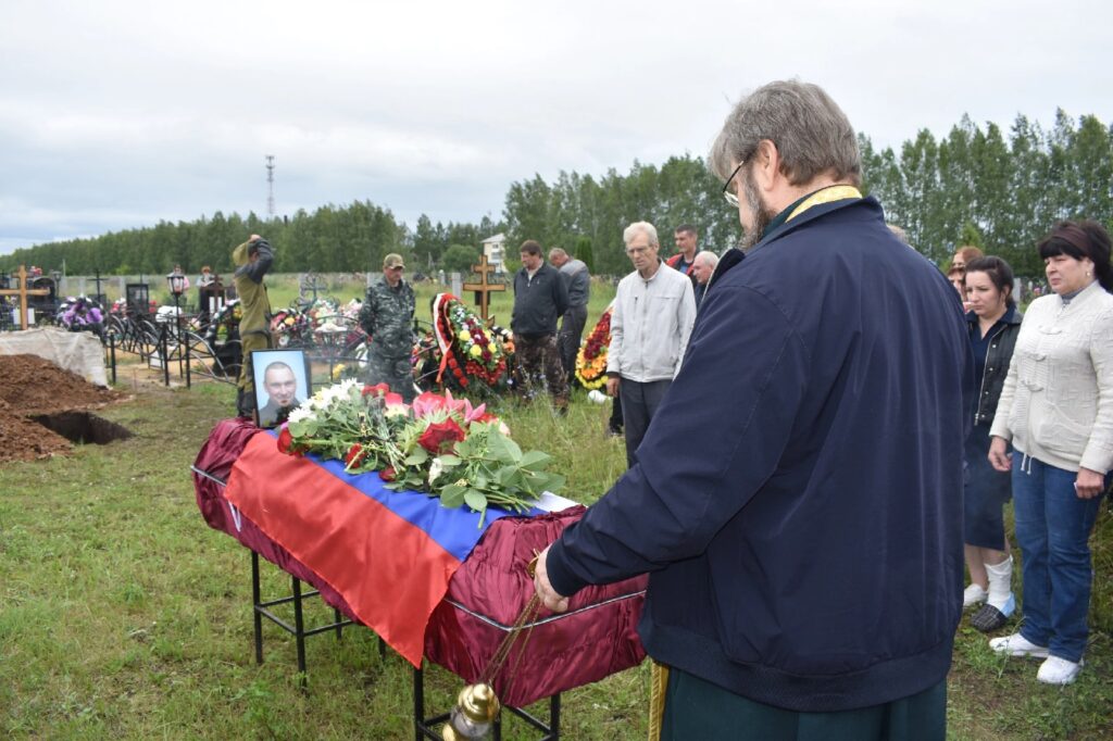 В Рязанской области прошла церемония прощания с погибшим на СВО рядовым Мерлиным В Рязанской области прошла церемония прощания с погибшим на СВО рядовым Мерлиным Мерлин отправился в зону проведения специальной военной операции в октябре 2022 года, погиб во время выполнения боевой задачи 6 июня 2023 года.