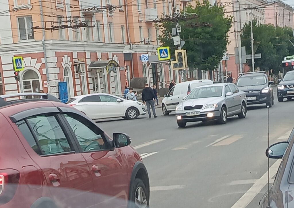 В центре Рязани произошли ДТП утром 13 июля Утром 13 июля в центре Рязани произошло 2 ДТП. Информация об авариях появилась в социальной сети ВКонтакте.