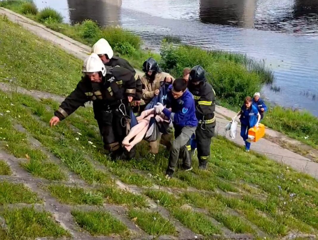 Две девушки спасли тонувшую в Волге женщину, пока прохожие снимали на  телефоны